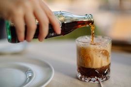 Softdrinks und Co sind kein Ersatz für Wasser. Wissenswertes von Martina Merländer.